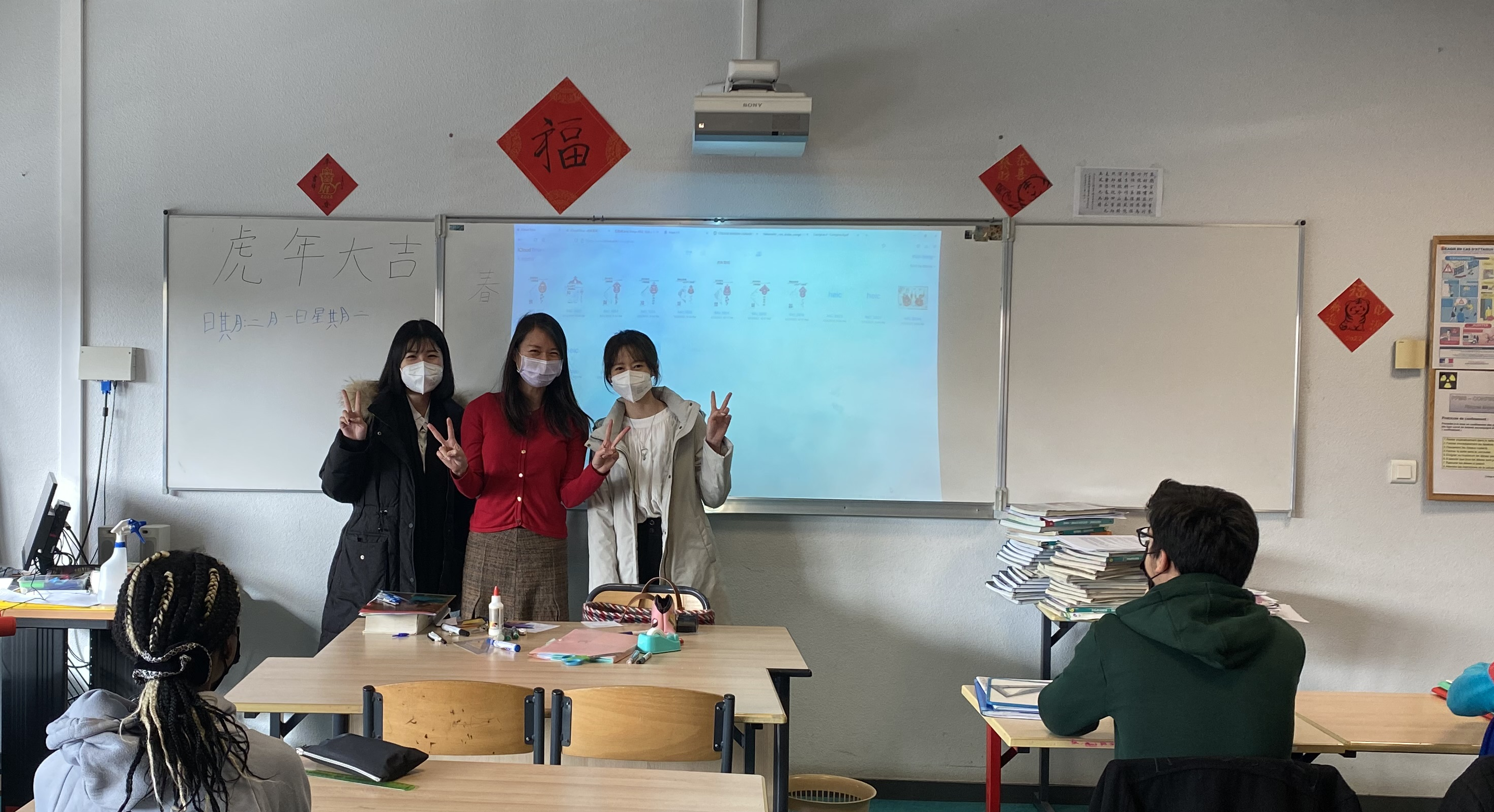 Deux étudiantes taïwanaises en visite au collège